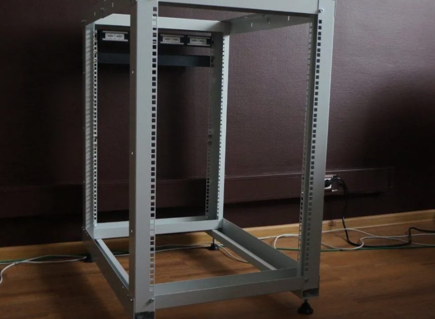 Сравнение алюминиевых и стальных серверных стоек