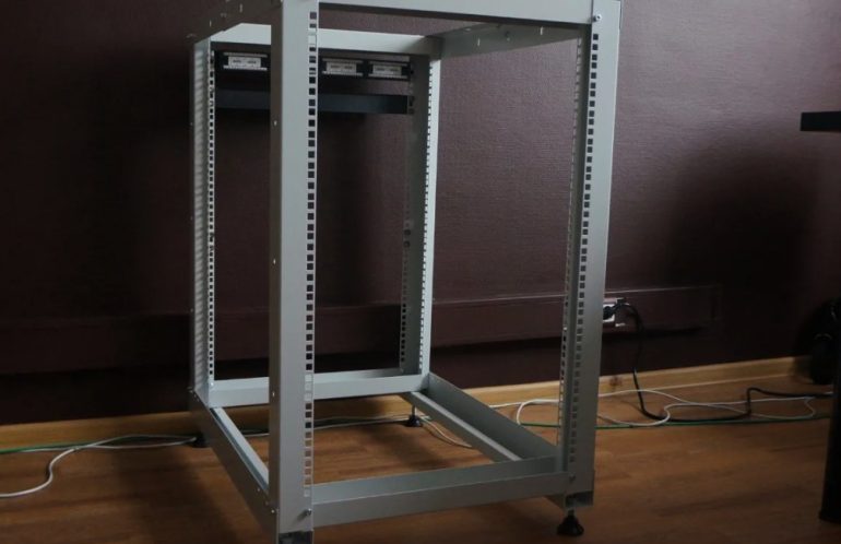 Сравнение алюминиевых и стальных серверных стоек